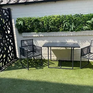 https://the-cottage.hotelsin-chester.com